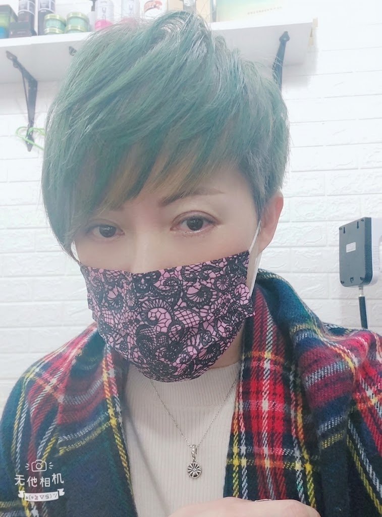 店主青綠色短髮